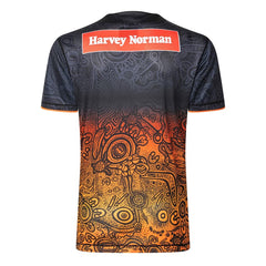 Maglia rugby indigenous all stars 2025 training Bambino: Maglia da rugby nera e arancione per bambini con motivo artistico aborigeno e logo di Harvey Norman.