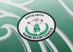 Maglia da allenamento NZRL Maori Rugby 2025: logo Aotearoa NZ Maori Rugby League con felce e disegno Maori
