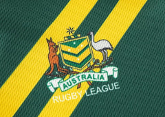 Dettaglio maglia rugby Australia verde con stemma canguro e emù, logo NRL.