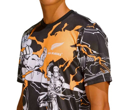 Maglia rugby All Blacks Marvel Cap Run con grafica fumetto e dettagli arancioni.