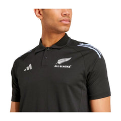 Polo da rugby Adidas All Blacks 2025: polo nera ad alte prestazioni con logo All Blacks