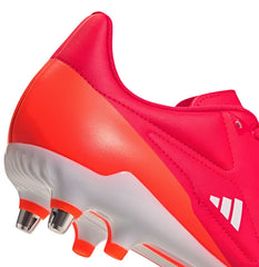 Scarpini da rugby Adidas RS-15 Elite Lucid Red: primo piano che mostra la vivace pelle rosa, la suola bianca e i tacchetti in metallo per una presa superiore sul campo.