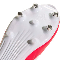 Scarpe da rugby Adidas RS15 SG Lucid Red: primo piano della suola con tacchetti in metallo per una presa superiore su terreni morbidi. Presentano il logo Adidas.