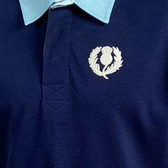 Polo rugby blu vintage con stemma Scozia ricamato, colletto azzurro.