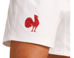 Pantaloncini da rugby ufficiali Adidas France: pantaloncini bianchi con l'emblema del gallo francese rosso ricamato.