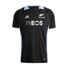 Maglia da rugby All Blacks 2025 nera con inserti azzurri e logo INEOS.