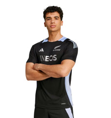 Maglia da rugby performance All Blacks 2025 INEOS nera con dettagli azzurri.
