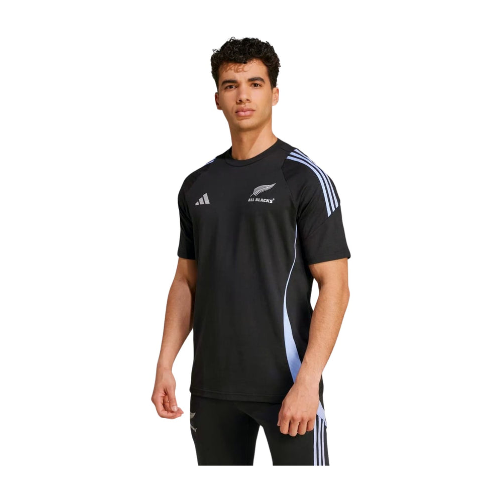 T-shirt nera Adidas All Blacks Rugby Cotone 2025 con logo e strisce iconiche.