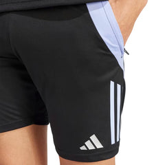 Pantaloncini da allenamento Adidas in nero con dettagli azzurri e le iconiche tre strisce.