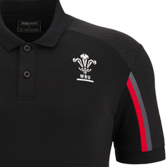 Polo da viaggio Macron Rugby Galles 2023 da staff, nera con dettagli rossi e grigi.