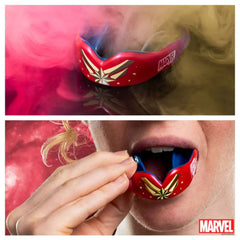 Paradenti Marvel Captain Marvel Safejawz rosso con design ispirato ai supereroi.
