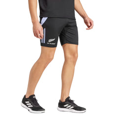 Pantaloncini da allenamento All Blacks 2025 in nero con logo e strisce Adidas.