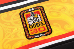 Felpa Rugby Chiefs 2026 con stemma celebrativo 30 anni e disegno tribale.
