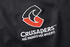 Canottiera da rugby ufficiale Crusaders, con logo ricamato e scritta in bianco.
