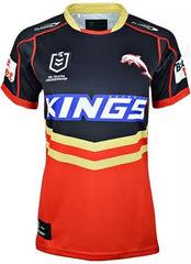 Maglia alternativa per bambini dei Redcliffe Dolphins NRL: maglia da rugby rossa e nera con logo della squadra e dettagli degli sponsor.
