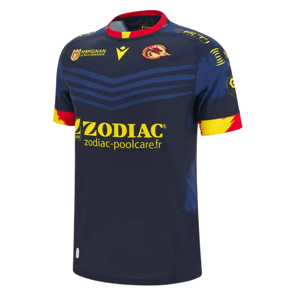 Maglia da rugby da trasferta Catalans Dragons 2023-24: maglia blu scuro con dettagli gialli e rossi, con logo della squadra e sponsor Zodiac Poolcare.