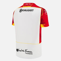 Maglia da rugby casalinga dei Catalans Dragons 2023-24: maglia bianca con dettagli rossi e gialli, loghi Soridist e Sud de France.