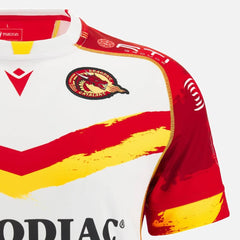 Maglia da rugby casalinga Dragons Catalans 2023-24: maglia da rugby bianca con design rosso e giallo, con il logo della squadra.