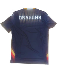 Maglia training rugby Dragons Catalans blu con logo e dettagli rossi e gialli.