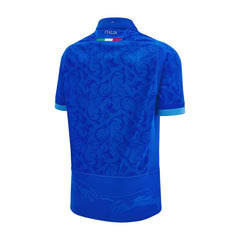 Maglia Rugby Italia 2025 Home replica bambino: Maglia da rugby blu per bambini dell'Italia, vista posteriore con motivo unico e dettaglio della bandiera italiana.
