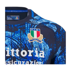 Maglia Rugby Italia Training allenamento 2025: Maglia da allenamento della nazionale italiana di rugby blu navy per il 2025, caratterizzata da una stampa astratta unica e dal logo ufficiale FIR.