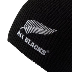Zuccotto beanie nero ufficiale All Blacks con logo felce ricamato.