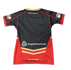 Maglia da rugby alternativa per bambini Redcliffe Dolphins NRL: maglia nera con dettagli rossi e dorati, con logo della squadra e marchio dello sponsor.