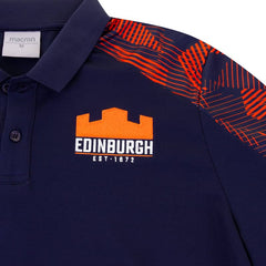 Maglia polo da viaggio Edimburgo Macron 2023 blu con stemma e dettagli arancioni.
