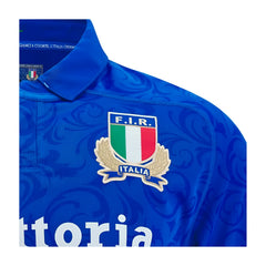 Maglia Rugby Italia 2025 Home replica bambino: Maglia da rugby blu per bambini dell'Italia, con il logo ufficiale della squadra e la scritta "Italia". Kit da casa 2025.