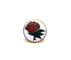 Spilla nazionale rugby con rosa rossa e foglie verdi, finitura dorata.