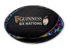 Pallone da rugby nero Guinness Sei Nazioni con logo e design colorato.