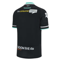 Maglia da rugby Ospreys 2024 Home: maglia da rugby nera, vista posteriore, con i loghi degli sponsor.