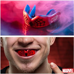 Paradenti SafeJawz Marvel Spider-Man rosso con ragnatela, indossato da un uomo.