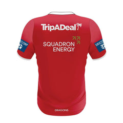 Maglia da rugby da allenamento dei St. George Illawarra Dragons: maglietta da allenamento rossa con i loghi TripADeal, Squadron Energy e Deicorp.