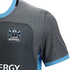 Maglia da rugby replica Glasgow Warriors Training Pro: maglia grigio scuro con dettagli azzurri e logo della squadra.