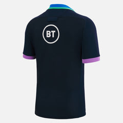 Maglia da allenamento Macron Scotland Rugby 2023: blu navy, vista posteriore con logo BT, dettagli viola e verde acqua.