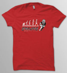 T-shirt rossa con stampa "Evolve Rugby" e grafica di un giocatore.