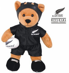 Orsetto All Blacks ufficiale in tenuta da rugby con pallone.