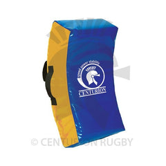 Scudo da placcaggio curvo Centurion blu e giallo per allenamento rugby.
