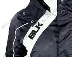 Giacca invernale BLK nera con dettagli bianchi e logo in evidenza.