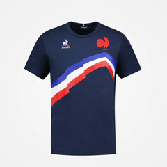Maglietta ufficiale della Francia Rugby Le Bleu: maglietta Le Coq Sportif blu navy con disegno della bandiera francese e stemma del gallo.