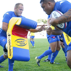 Scudo da placcaggio Tackle Tech Senior blu, giallo e rosso usato nel rugby.
