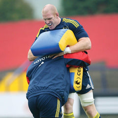 Scudo da placcaggio Senior Tackle Tech blu e giallo in allenamento rugby.