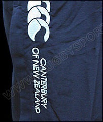 Pantalone stadium blu Canterbury of New Zealand con logo e scritte verticali.