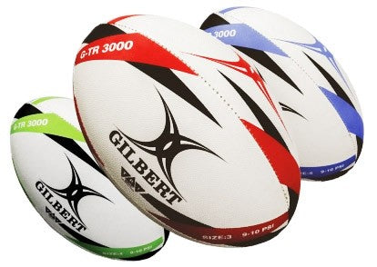 Palloni da rugby Gilbert G-TR 3000 in bianco con dettagli rossi, blu e verdi.