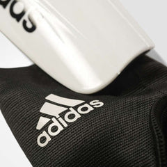 Parastinchi Adidas Ghost Club bianchi con logo nero, dettaglio del tessuto.