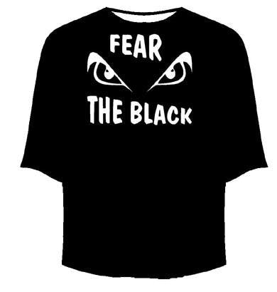 T-shirt nera con stampa "FEAR THE BLACK" e occhi stilizzati.