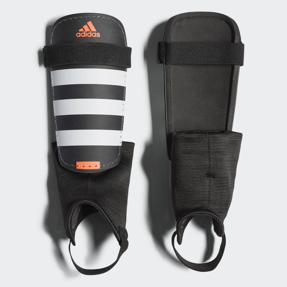 Parastinchi Adidas Ever Club neri con strisce bianche e arancioni.