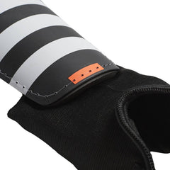 Parastinco Adidas Ever Club nero con strisce bianche, dettaglio arancione.