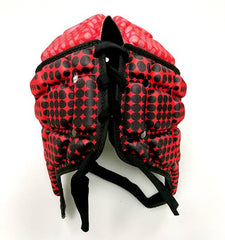 Caschetto da rugby Impact Flash rosso e nero con design a pois, allacciatura frontale.